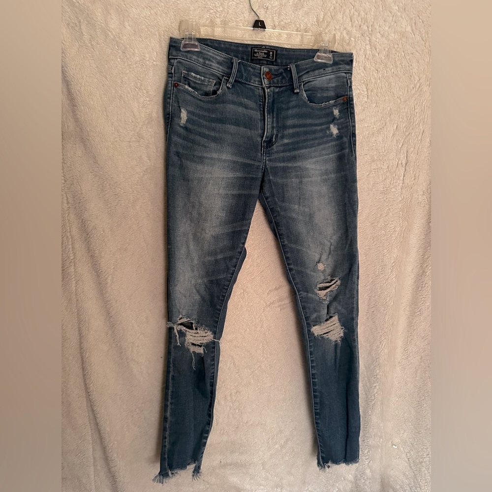 Great pair of comfy jeans with factory tears from A&F 👖👍🏼